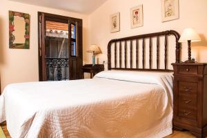 1 dormitorio con 1 cama, vestidor y ventana en La Fragua Castiellu en Bimenes