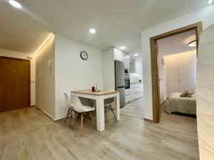 eine Küche und ein Wohnzimmer mit einem Tisch und Stühlen in der Unterkunft El Mirador De Casablanca in Alcantarilla