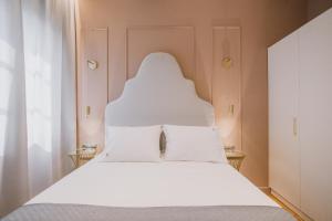 Postel nebo postele na pokoji v ubytování Mantzarou Suites by Corfu Collection