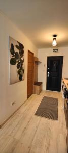 ein Wohnzimmer mit Holzboden und einer Tür in der Unterkunft Residence Angelina in Arad