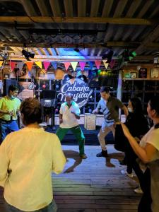 Eine Gruppe von Leuten, die auf einer Party tanzen in der Unterkunft La Cabaña Musical in Medellín