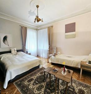 een slaapkamer met 2 bedden en een tafel bij Apartman Didi in Belgrado