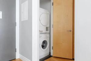 a laundry room with a washer and dryer at Luxurious Studio Apartment in New York