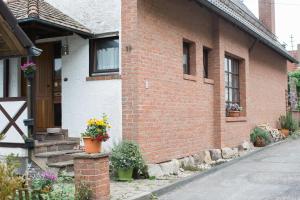 una casa de ladrillo con flores a un lado. en Ferienwohnung Spiegelberg en Spiegelberg