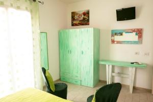 a room with a desk and a green cabinet at Casa Stelle Marine in Palau
