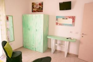 a room with a green desk and a green cabinet at Casa Stelle Marine in Palau