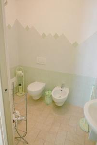 a bathroom with a toilet and a bidet at Casa Stelle Marine in Palau
