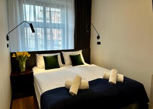 sypialnia z łóżkiem z dwoma ręcznikami w obiekcie Motława Riverside Apartments w Gdańsku
