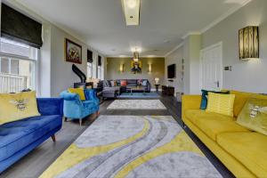 a living room with blue and yellow couches at The Farm House in Richmond