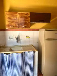 Η κουζίνα ή μικρή κουζίνα στο Casinha 4 quadras da praia com churrasqueira e garagem