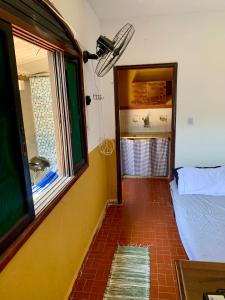 Ένα ή περισσότερα κρεβάτια σε δωμάτιο στο Casinha 4 quadras da praia com churrasqueira e garagem