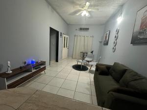 a living room with a couch and a ceiling fan at Hospedaje en Juticalpa in Juticalpa