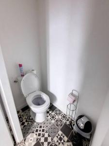 uma casa de banho com WC e piso em azulejo preto e branco em [L'Abbat-Jour] Le Massey • Calme • Lumineux em Tarbes