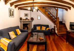 sala de estar con sofá y escalera en Casa del tablao, en La Alberca