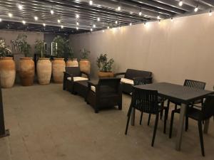 un salon avec des tables, des chaises et des plantes dans l'établissement Tribu San Martin Chapultepec, à Guadalajara