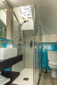 uma casa de banho com um chuveiro, um lavatório e um WC. em Casitas Del Huerto em La Alberca