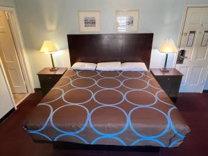 1 dormitorio con 1 cama grande y 2 lámparas en las mesas en AmeriVu Inn & Suites - St Croix Falls, en Saint Croix Falls