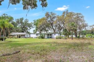 a house in the middle of a field at Ocala Farm Lake House in Ocklawaha
