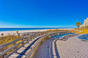 plaża z szezlongami i krzesłami oraz ocean w obiekcie Summer House On Romar Beach w mieście Orange Beach