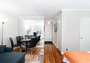 ein Wohnzimmer und ein Esszimmer mit einem Tisch und Stühlen in der Unterkunft Lovely Studio Apartment in NYC in New York