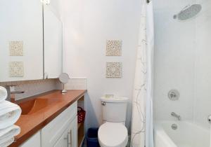 ein Badezimmer mit einem WC, einem Waschbecken und einer Badewanne in der Unterkunft Lovely Studio Apartment in NYC in New York