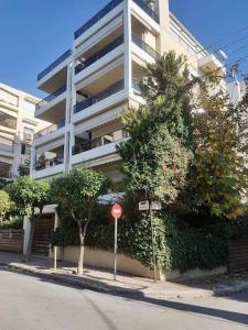 Bright Top Floor Studio-Apartment in Kalamaki في أثينا: علامة وقوف أمام المبنى