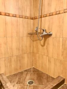 y baño con ducha y lavamanos. en Bright Top Floor Studio-Apartment in Kalamaki en Athens