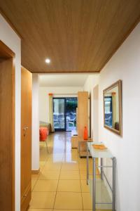 un couloir avec une table et un salon dans l'établissement Apartamentos da Orada T2-F 010 Marina de Albufeira, à Páteo