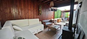 uma sala de estar com um sofá branco e uma lareira em ihlamur konağı Junior villas em Sapanca