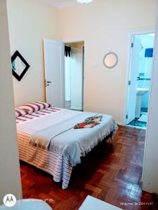 1 dormitorio con cama y espejo en Apartamento Premium, en Río de Janeiro