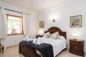 Postel nebo postele na pokoji v ubytování Villa Darder , Sa garriga + 37 fotografií