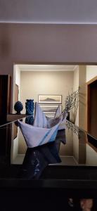 LARANDA rooms في ميلاتسو: وجود قارب ورقي على طاولة في الغرفة