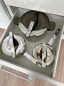 drie metalen kommen en keukengerei in een lade bij Vuokatti Weekend Piste in Vuokatti