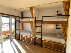 バレアルにある33 Hostelの二段ベッド3台、バルコニーが備わる客室です。