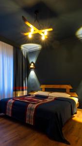 a bedroom with a bed and a ceiling fan at CHALET VERDE in Kirazlı