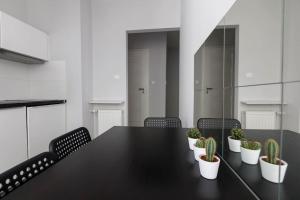 een vergaderzaal met een tafel en stoelen met potplanten bij Golden Apartments&Widok in Wrocław