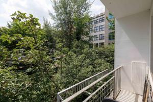 een balkon met een leuning en bomen en een gebouw bij Golden Apartments&Widok in Wrocław