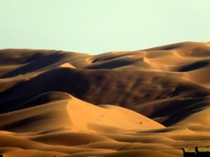 una imagen de una duna de arena en el desierto en La Vallée des Dunes - Auberge, bivouacs et excursions en Merzouga