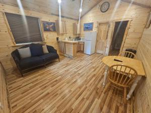 - un salon avec un canapé et une table dans l'établissement Rimrock Lodge LLC, à Thompson Falls