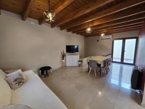 een woonkamer met een bank en een tafel bij La Velez in Guaymallen