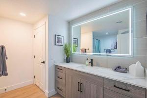 Un baño con lavabo y un espejo grande. en Family Retreat - Grayhawk Golf Nearby - Free Parking - N244, en Scottsdale 38 fotos más