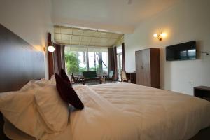מיטה או מיטות בחדר ב-BHOPAL LAKE STAYS