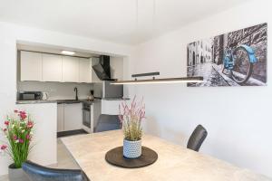 a kitchen and dining room with a table and chairs at Apartman Simic in Trogir
