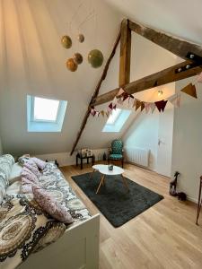1 dormitorio con 1 cama y 1 mesa en una habitación en Maison en pierre avec jacuzzi, en Caen