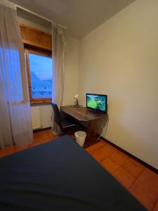 Ciamarra Rooms في روما: غرفة بها مكتب وبه جهاز كمبيوتر