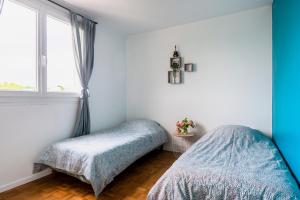 1 Schlafzimmer mit 2 Betten und einem Fenster in der Unterkunft Bourg la reine cozy spacing apartment in Bourg-la-Reine