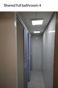 un couloir d'une salle de bains avec salle de bains commune complète 4 dans l'établissement HOSTEL BARRA FUNDA LTDA, à São Paulo