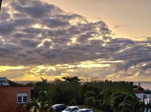 O pôr ou nascer do sol visto do apartamento ou dos arredores