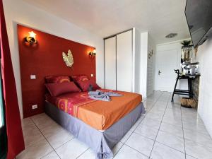 Cama ou camas em um quarto em Sweet Crépuscule - Studio avec Vue Mer Imprenable & Piscine