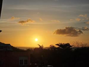 O pôr ou nascer do sol visto do apartamento ou dos arredores
